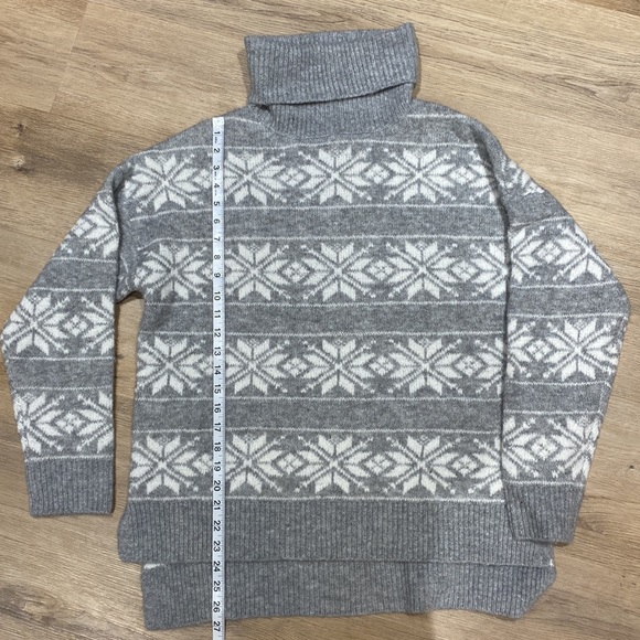 NWT Cupcakes & Cashmere Snowflake Turtleneck - Picture 9 of 11
